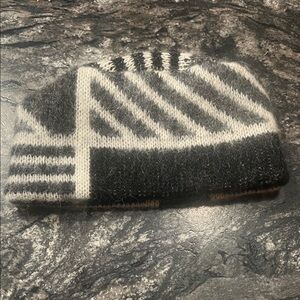 Patterned Grey and White 100% Iceland Wool Beanie